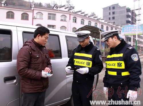 县交警全力打造畅安和谐春运