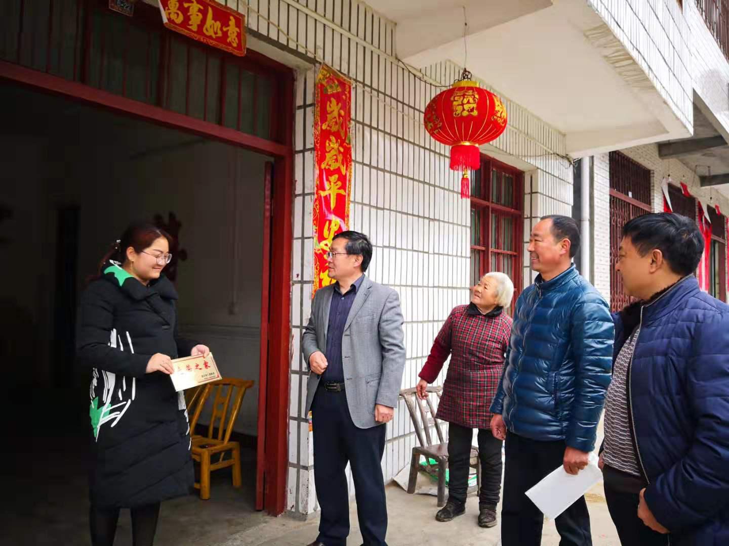 文峰乡：全面推进悬挂光荣牌工作