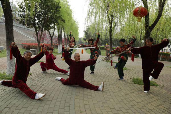 市民晨练舞新风