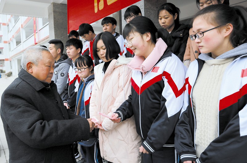 竹山退休教师李家华爱心助学
