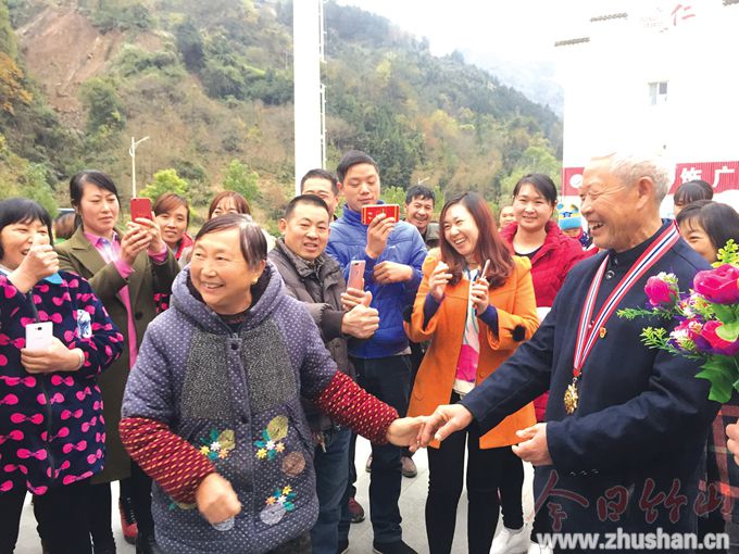 刘学举返乡受到热烈欢迎 乡镇广场飘起学道德模范锣鼓歌