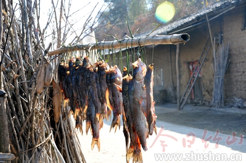花栎村村民“晒”年货 农家年味别样浓