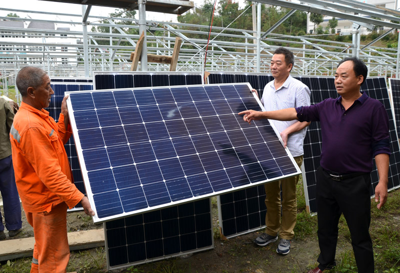 文峰乡：光伏照亮贫困户致富“钱程”