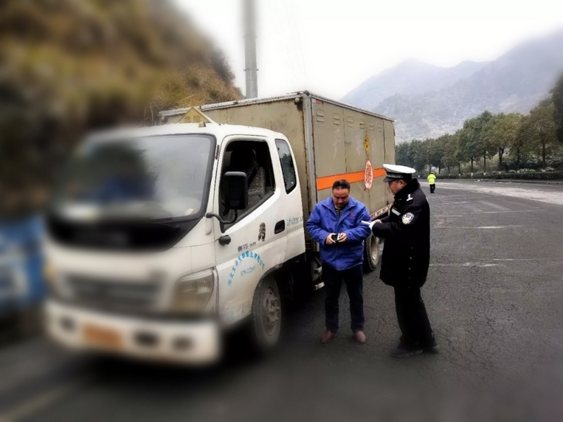 竹山交警行拘29名严重违法人净化春运环境