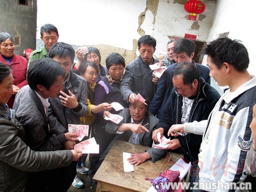 37岁小伙右腿将截肢 邻里乡亲纷纷解囊相助