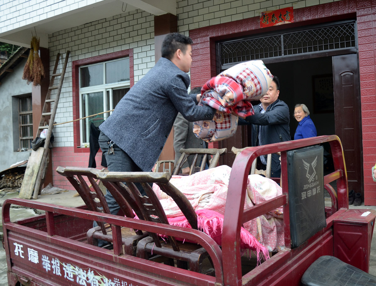 城关镇  ：为了12户村民的安危