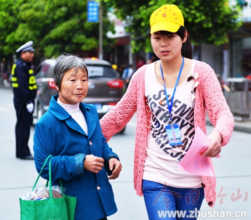 “小黄帽”走上街头 劝导市民文明出行