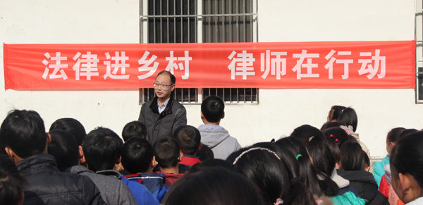 竹山县律师：送法进乡村 惠民暖人心