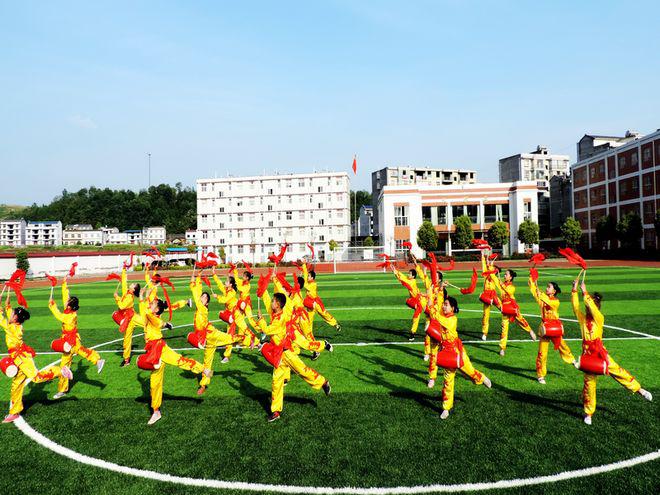 麻家渡镇“一校一品”绣特色