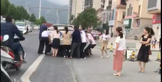竹山路人抬车救孩童 感动全城