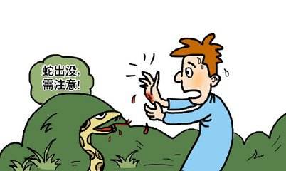 居民住宅现2米长“不速之客” 消防员将其捕捉野外放生