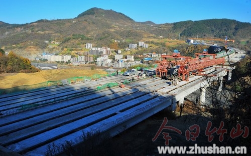 谷竹高速公路进入路面施工阶段