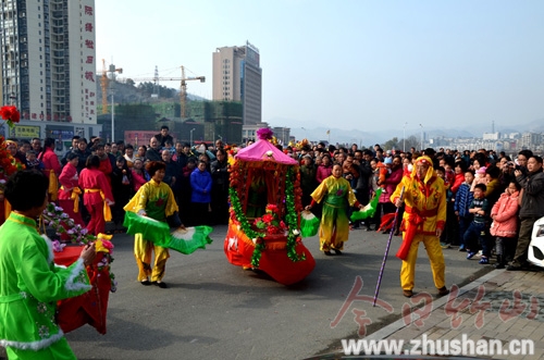彩船、龙灯开展环城游行表演 春节文体活动如火如荼