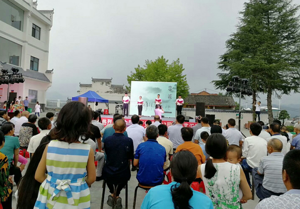 涧沟梁村：驻村帮扶心连心 文艺演出颂党恩