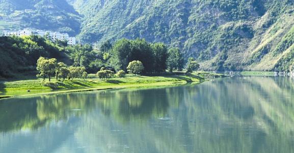 “十评十晒”为精神“补钙”