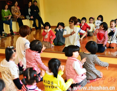 县幼儿园联手舞蹈培训学校 打造“六一”精品节目