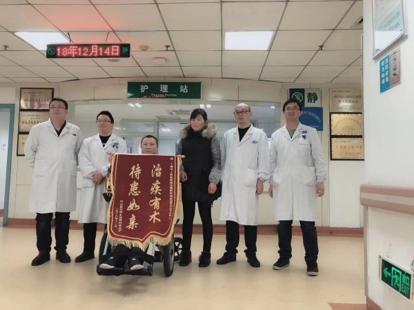 健康扶贫让瘫痪在床15年的朱志平能够坐着轮椅看风景