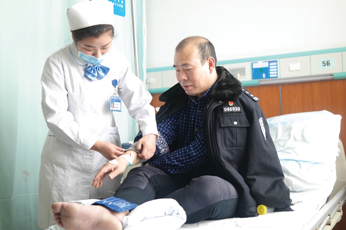 民警徒手接人被砸断腿：只要女孩没事，受伤值了