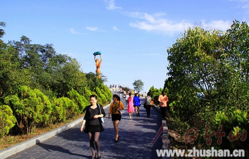 女娲山景区国庆长假游客倍增