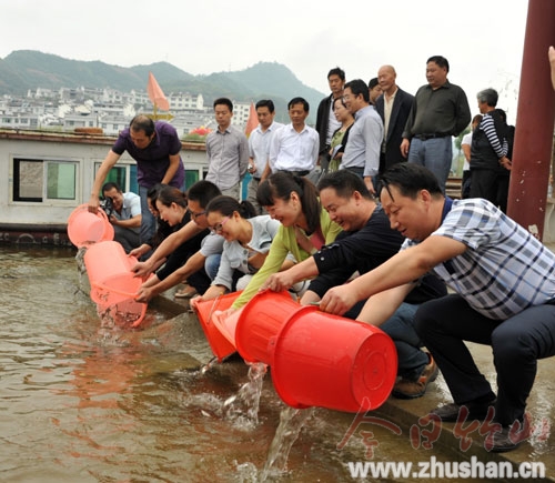 保护生态 竹山六万尾鱼苗投放圣水湖