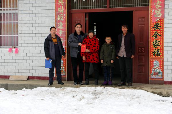 竹坪乡：百名干部踏冰走访暖民心