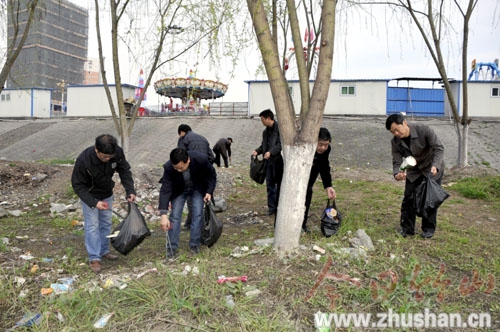 县水务局：清理河道垃圾 美化城区环境
