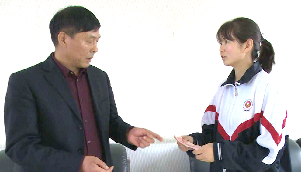 关爱寒门学子 践行社会责任