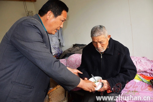 岳父双目失明 女婿敬孝养老