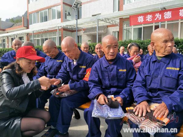 麻家渡镇：重阳节关爱计生特殊困难家庭老人