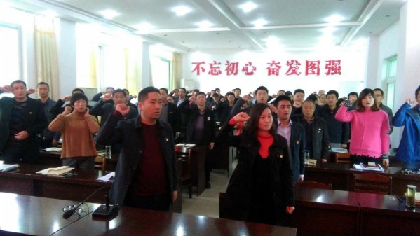 擂鼓镇集中收看党的十九大开幕盛况