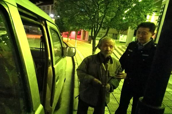 七旬老人离家出走 警民联合护送回家
