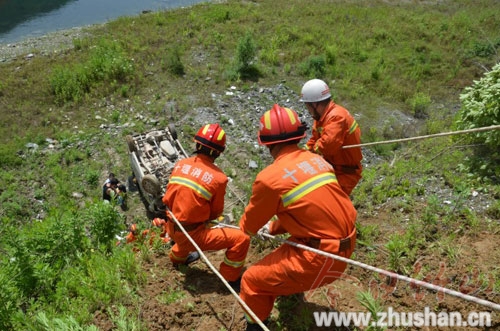 面包车翻入深沟“四脚朝天” 消防官兵勇救3人
