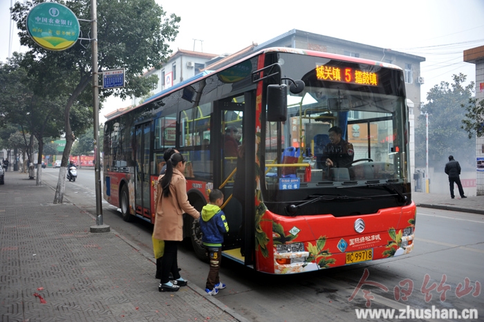 竹山市民乘公交车拜年