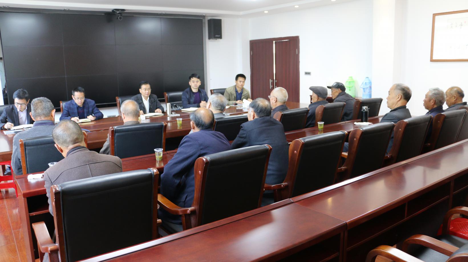 竹坪乡召开离退休老干部座谈会