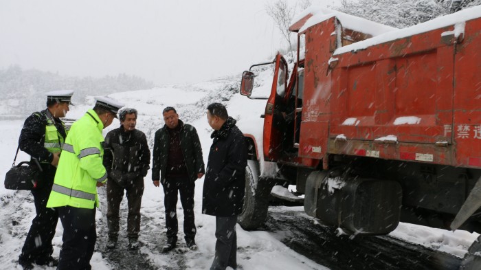 竹坪乡党员干部冒雪发棉被抢修电路 应对暴雪暖人心