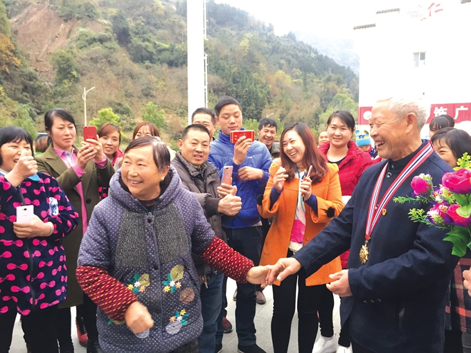 刘学举返乡受到热烈欢迎 乡镇广场飘起学道德模范锣鼓歌