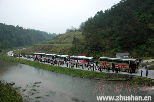 竹山总兵安村、国际绿松石城迎来百人旅游团