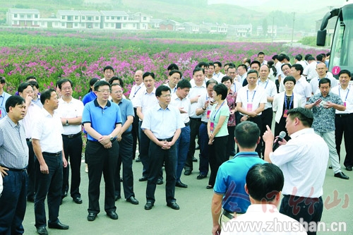 【秦楚网】全省代表齐聚竹山竹溪参观考察精准扶贫精准脱贫成果
