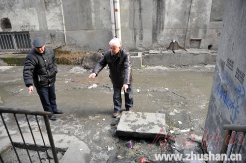 城关药材开发楼院内化粪池堵塞 46户居民出行不便