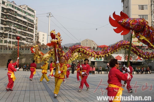 城关镇龙船歌舞迎新春(图文)