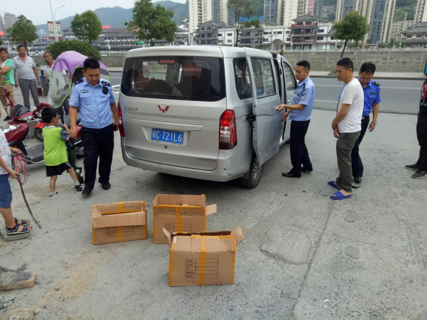县城管执法局：依法查处违规发放小广告行为
