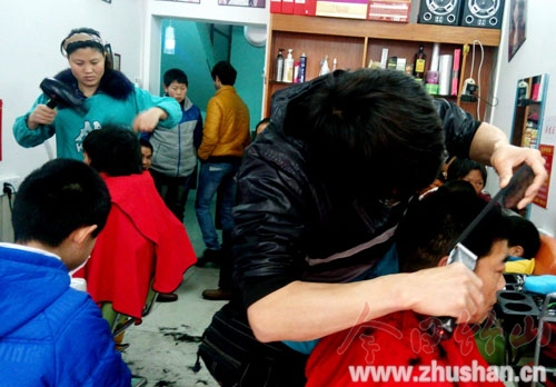 二月二龙抬头 竹山市民扎堆理发讨彩头(图)