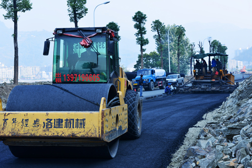 抢修路面迎接三桥通车