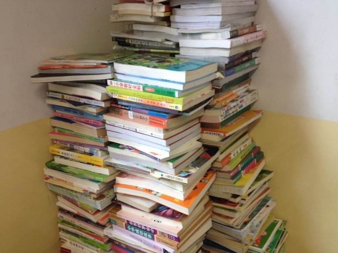 秦古镇：热心贫困户为农家书屋捐赠图书