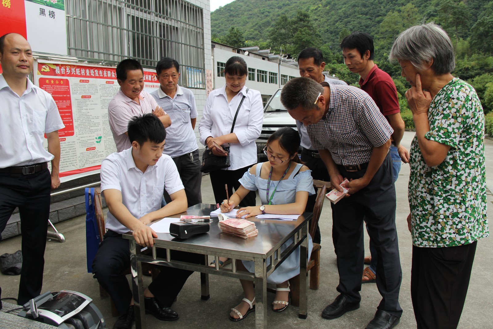 兴旺村村社一体合作社带领群众奔富路