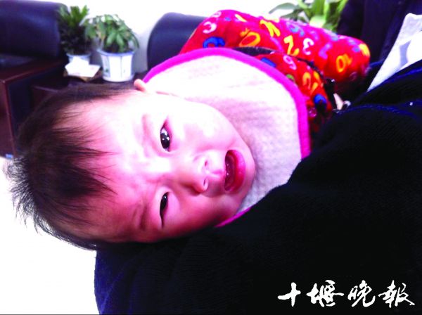 半岁女婴被弃医院厕所  母亲纸条留言小孩出生年月日