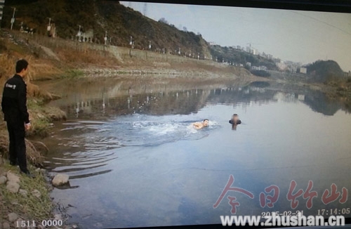 小漩一男子跳河轻生 民警跳入水中救起