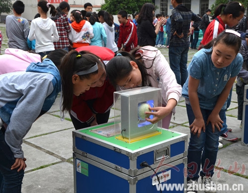 流动科普大逢车为学生送上“可口的科普大餐”