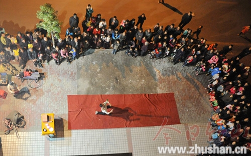 街头“杂技”鼓吹免费表演 实为骗局骗取观众钱财