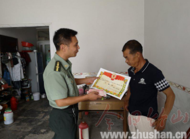 得胜镇：庆“八一”，送喜报 军民鱼水情意浓